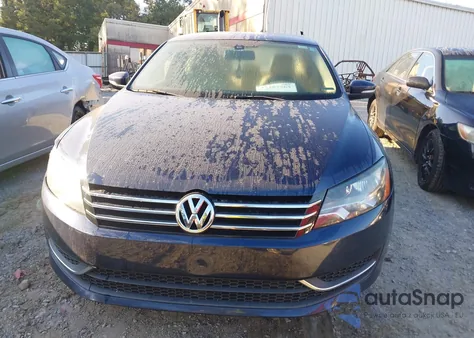 2015 Volkswagen Passat 1.8T Wolfsburg Edition z USA, uszkodzony, nr VIN 1VWAS7A32FC055408